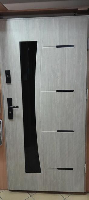 Oferujemy; drzwi, panele, podłogi, winyle i okna- z montażem