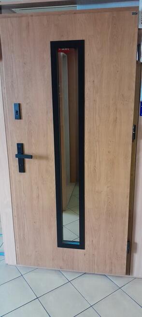 Oferujemy; drzwi, panele, podłogi, winyle i okna- z montażem