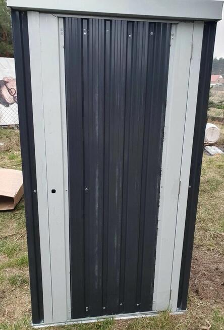 Domek na narzędzia ogrodnicze, kosiarka, kosze na śmieci