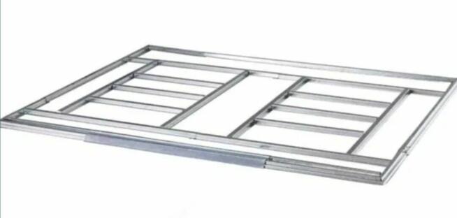 Domek na narzędzia ogrodnicze, kosiarka, kosze na śmieci