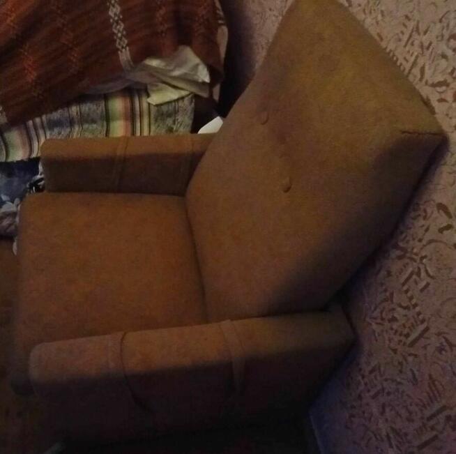 Fotel na kółkach fotele PRL materiałowy wzór żółty złoty mat