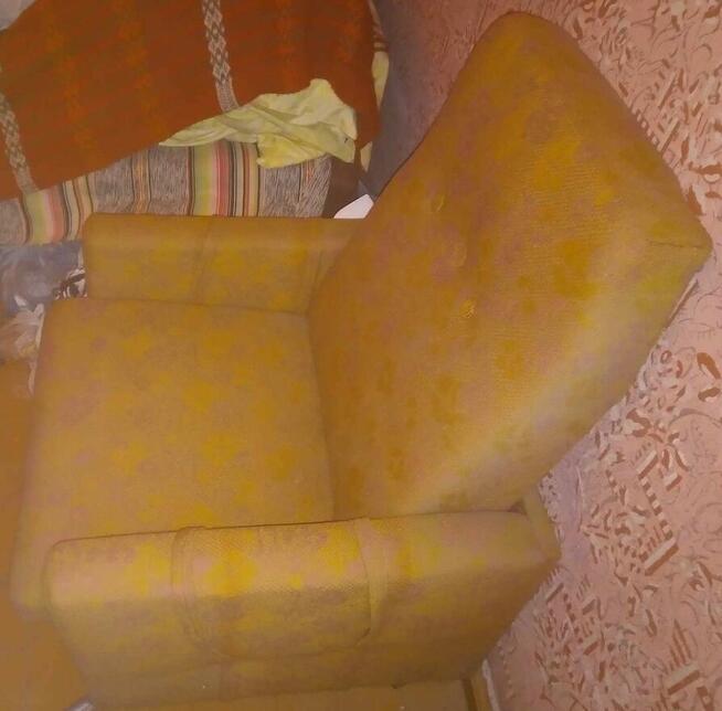 Fotel na kółkach fotele PRL materiałowy wzór żółty złoty mat