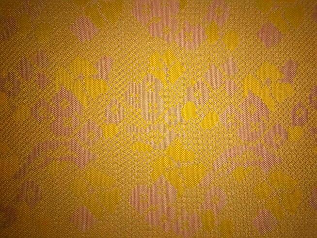 Fotel na kółkach fotele PRL materiałowy wzór żółty złoty mat