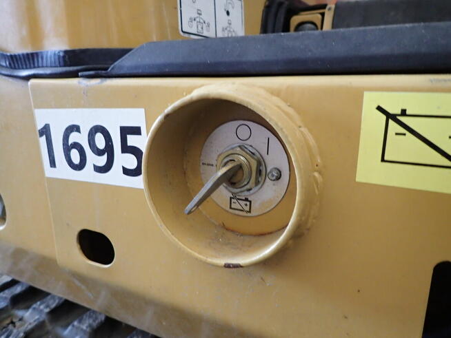 Caterpillar 300.9 najwyższy stan, niskie godziny