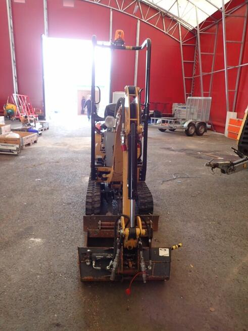 Caterpillar 300.9 najwyższy stan, niskie godziny