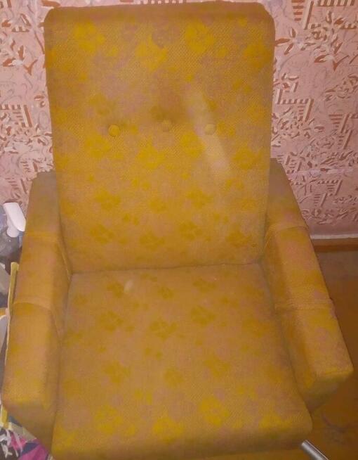 Fotel na kółkach fotele PRL materiałowy wzór żółty złoty mat
