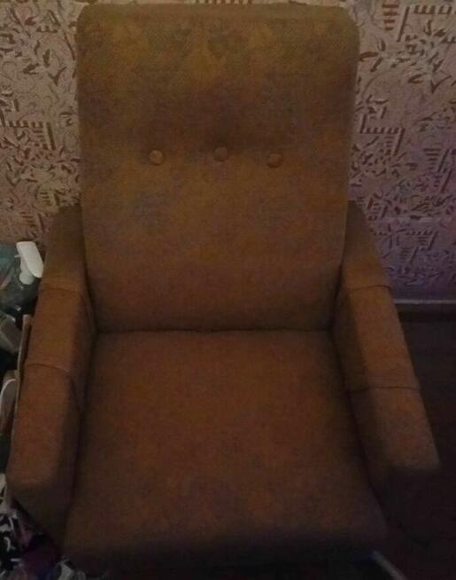 Fotel na kółkach fotele PRL materiałowy wzór żółty złoty mat