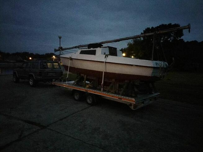 TRANSPORT ŁODZI MOTOROWYCH I JACHTÓW - holowanie przyczep ca