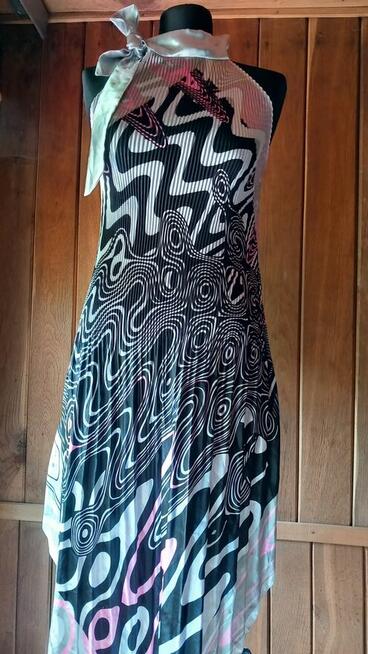 Sukienka seksowna i elegancka propozycja na wieczór