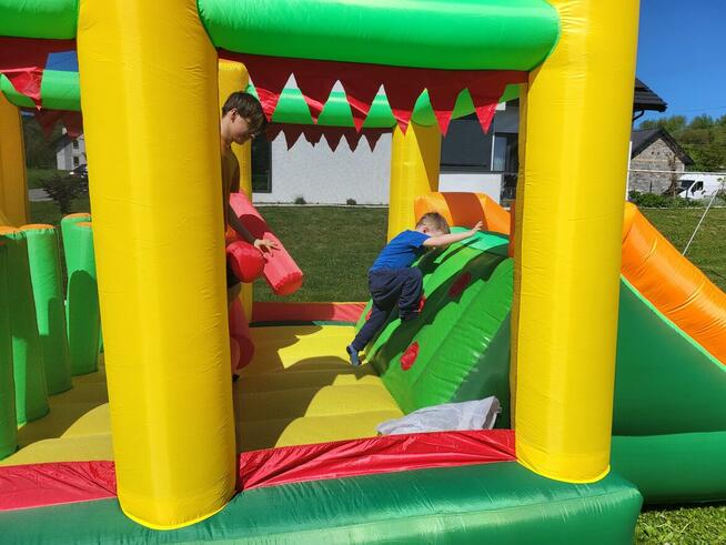 Dmuchana zjeżdżalnia dla dzieci