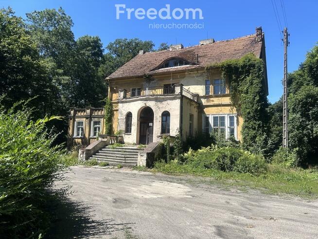 Pięknie położony, zabytkowy pałac z parkiem