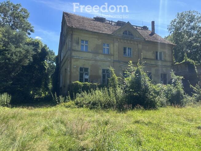 Pięknie położony, zabytkowy pałac z parkiem