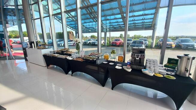 Profesjonalne Usługi Kelnerskie z Pełnym Wyposażeniem