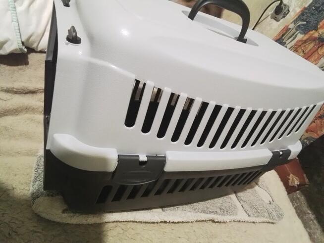 Transporter dla kota lub psa małej rasy.