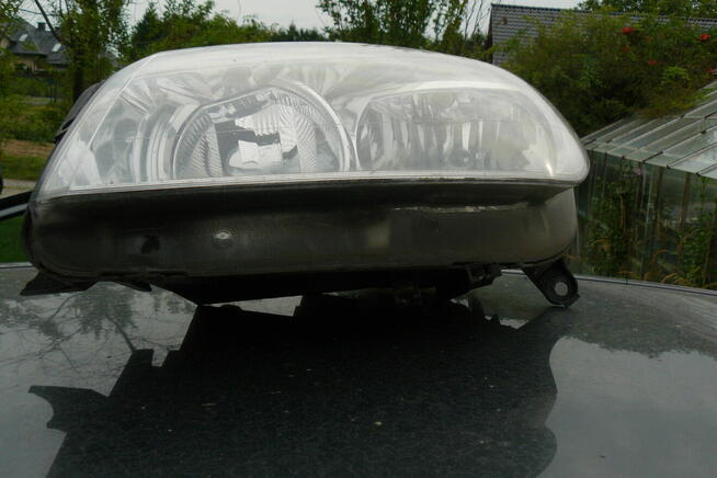 Citroen C5 reflektory przednie bardzo ladne, ale uszkodzone