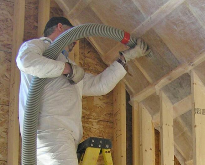 Ocieplenia poddaszy celulozą-PUR, naprawa izolacji po kunach
