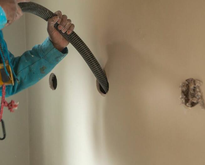 Ocieplenia poddaszy celulozą-PUR, naprawa izolacji po kunach