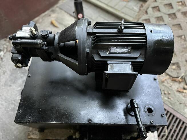 METALOWY ZBIORNIK OLEJU O POJEMNOŚCI 100 LITRÓW