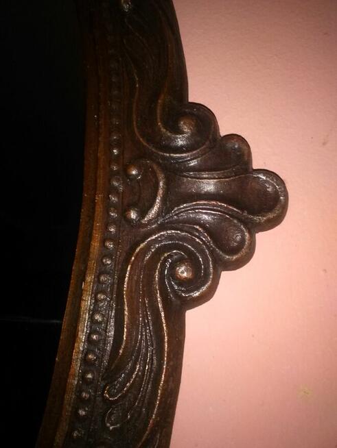 lustro w rzeżbionej ramie