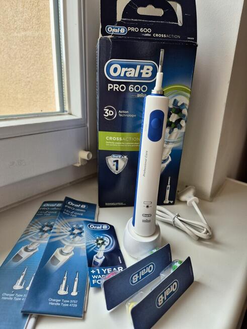 Szczoteczka do zębów Braun Oral-B Pro 600 +2x końcówki OralB