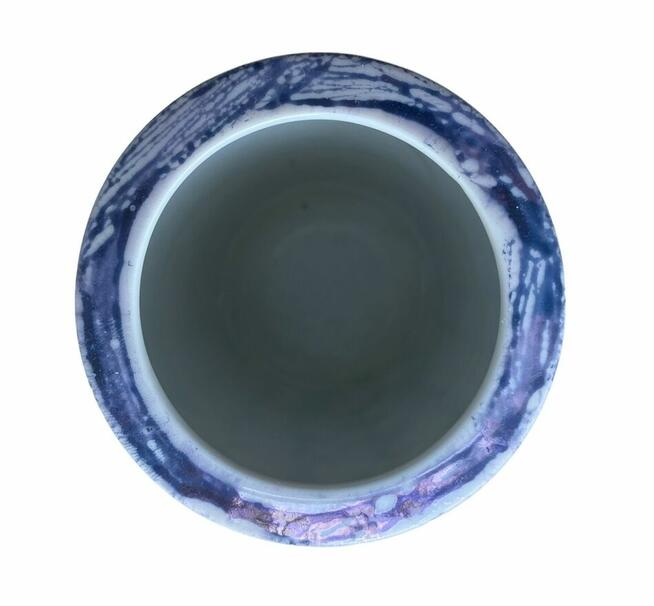 Ceramiczny wazonik zdobiony szkliwem naciekowym niebieskim