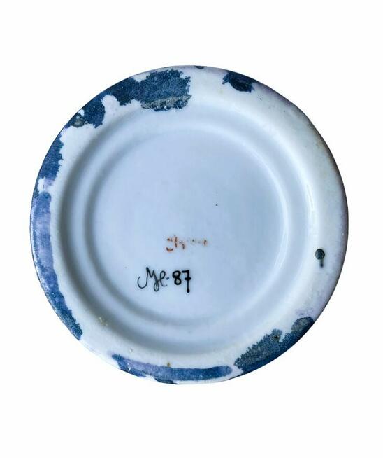 Ceramiczny wazonik zdobiony szkliwem naciekowym niebieskim