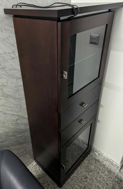 Używana przeszklona witryna do salonu marki KLOSE kolonialna