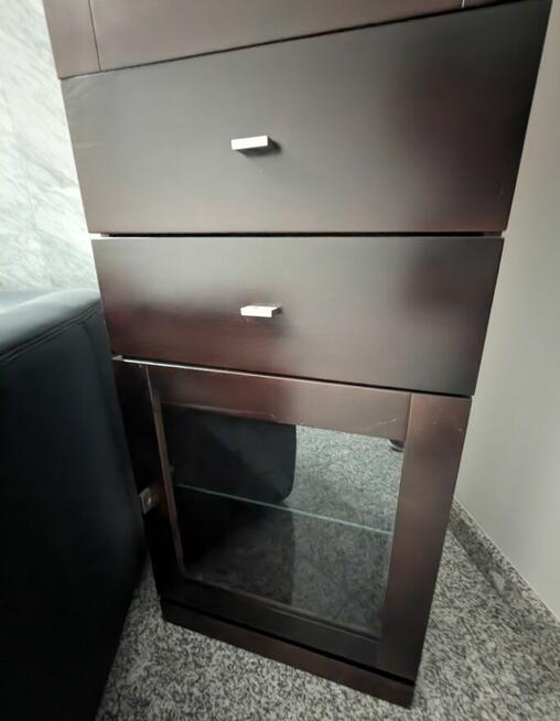 Używana przeszklona witryna do salonu marki KLOSE kolonialna