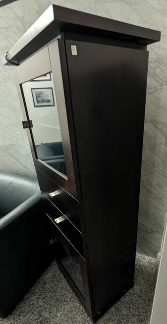 Używana przeszklona witryna do salonu marki KLOSE kolonialna