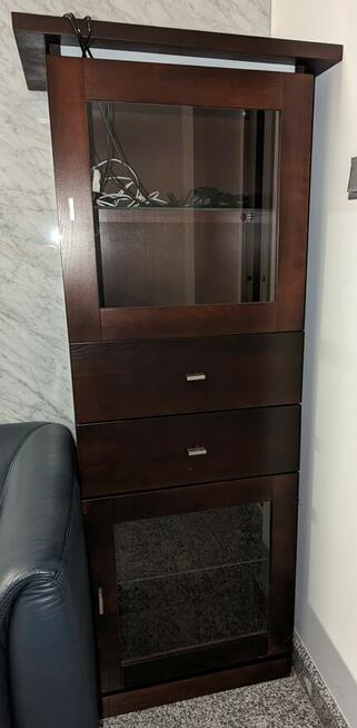 Używana przeszklona witryna do salonu marki KLOSE kolonialna