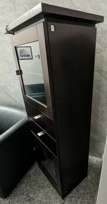 Używana przeszklona witryna do salonu marki KLOSE kolonialna