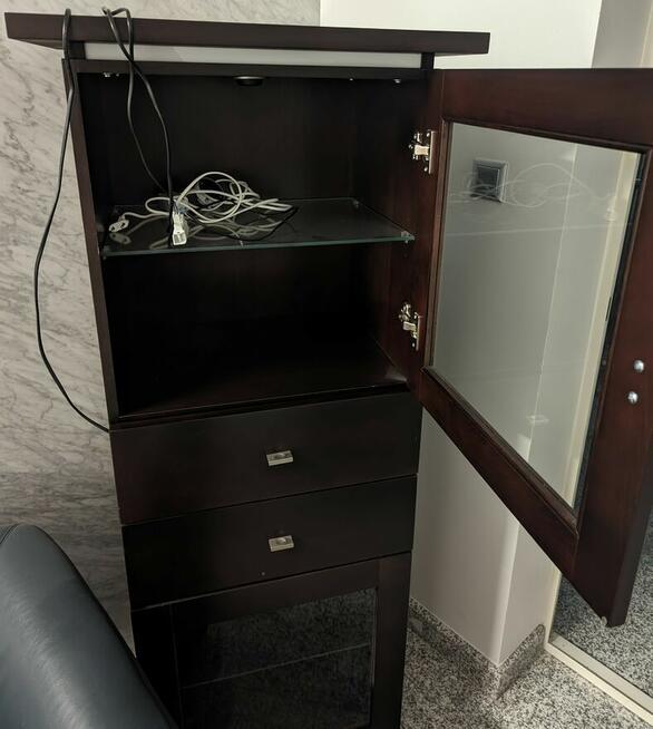 Używana przeszklona witryna do salonu marki KLOSE kolonialna