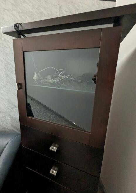 Używana przeszklona witryna do salonu marki KLOSE kolonialna