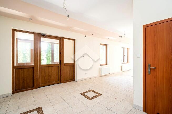 Sprzedam obiekt użytkowy z gruntem i dużym parkingiem przy D