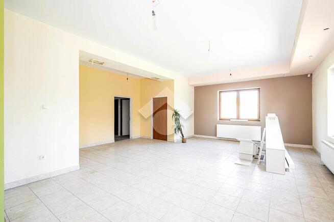 Sprzedam obiekt użytkowy z gruntem i dużym parkingiem przy D