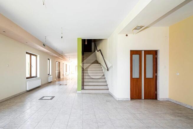 Sprzedam obiekt użytkowy z gruntem i dużym parkingiem przy D