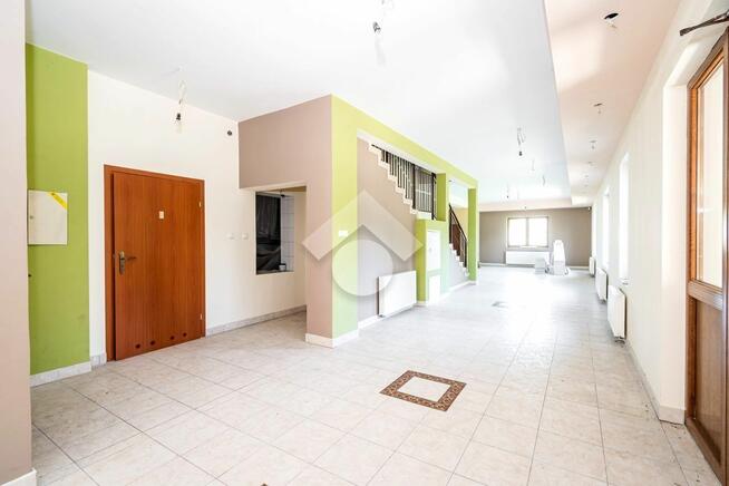 Sprzedam obiekt użytkowy z gruntem i dużym parkingiem przy D