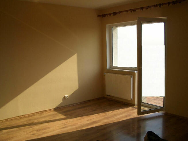 DO WYNAJĘCIA Ładna kawalerka z balkonem i ogrodem