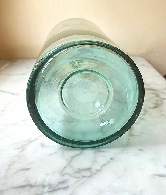 Stara przedwojenna butelka z szkła w odcieniu zieleni