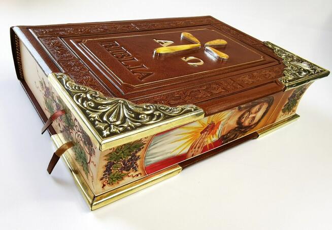 Prezenty na Pierwszą Komunię Świętą, biblie, albumy, książki