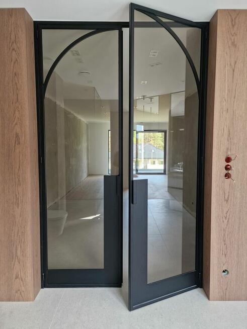 Przeszklenia loft, stalowo-szklane, drzwi i ścianki metalowe