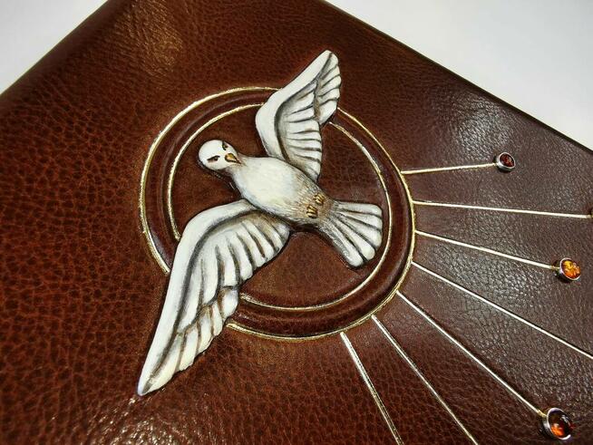 Prezenty na Pierwszą Komunię Świętą, biblie, albumy, książki