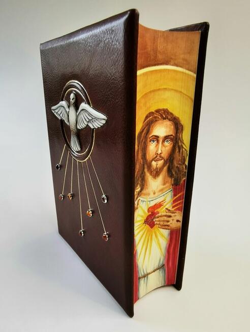 Prezenty na Pierwszą Komunię Świętą, biblie, albumy, książki