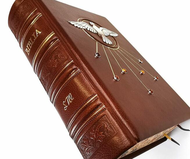 Prezenty na Pierwszą Komunię Świętą, biblie, albumy, książki