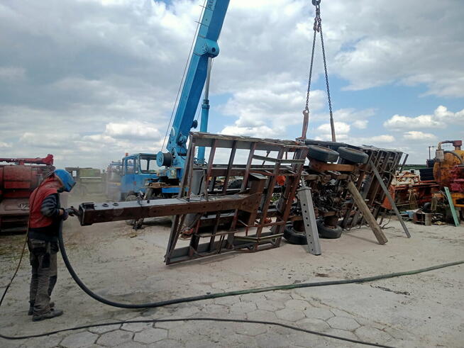 przyczepa niskopodwoziowa specjalna wielton do kombajnów