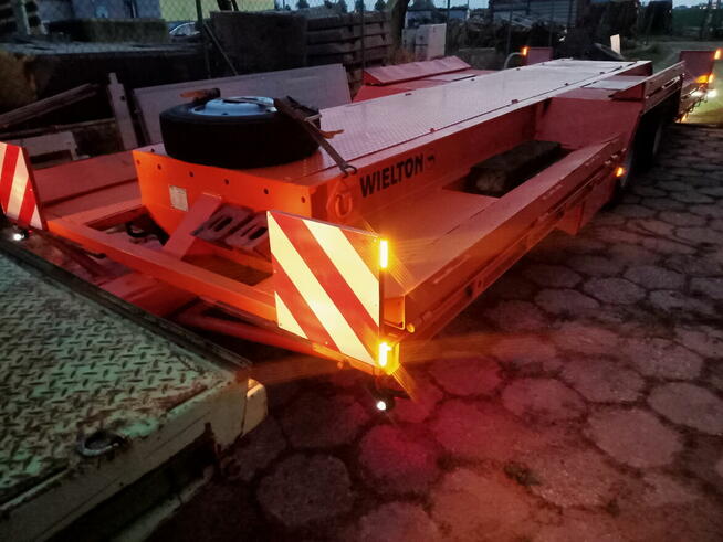 przyczepa niskopodwoziowa specjalna wielton do kombajnów