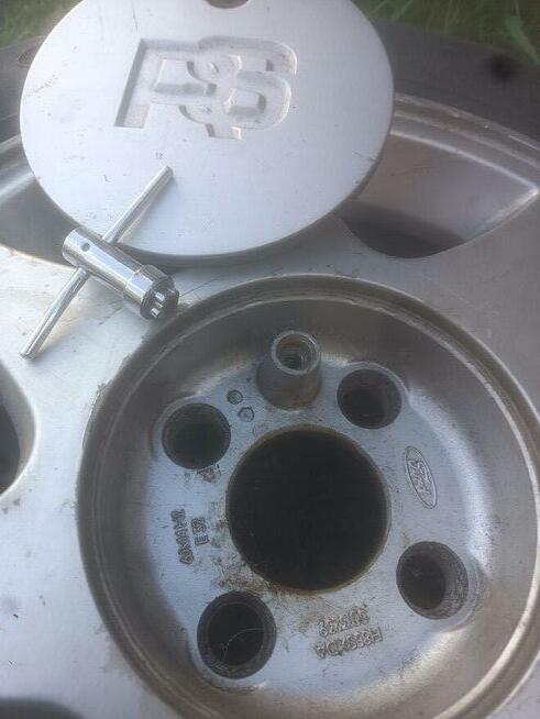 Sprzedam opony felgi aluminiowe z forda