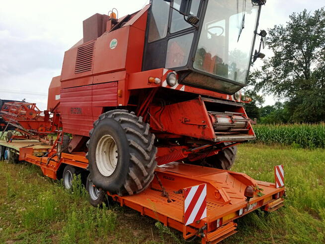 przyczepa niskopodwoziowa specjalna wielton do kombajnów