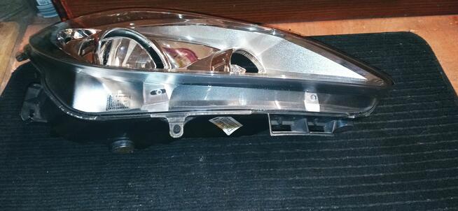 Lampa przednia Corsa D