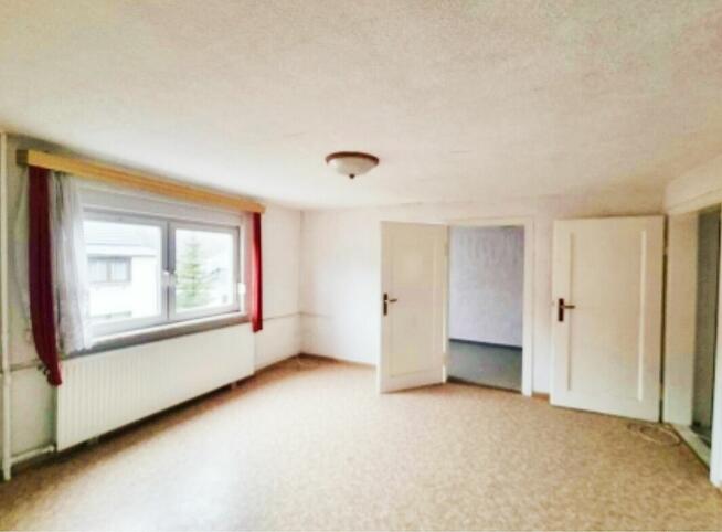 Niemcy Dom piętrowy z tarasem KW do zamieszkania. Nowy dach.